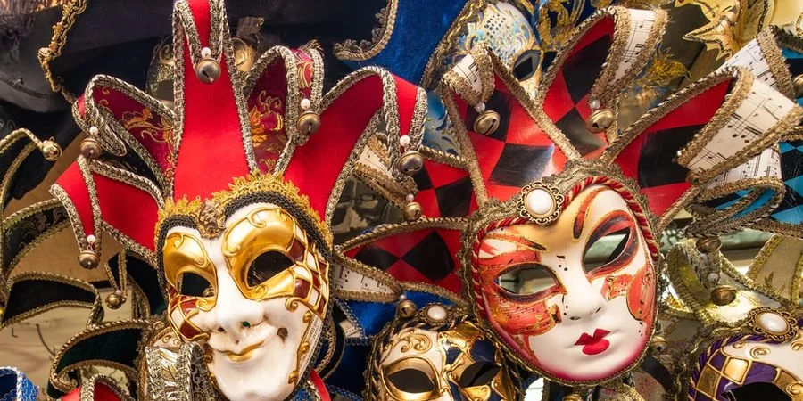 Près de Liège, une quarantaine de groupes et fanfares carnavalesques animent les rues de Waremme pour une nouvelle édition du carnaval.